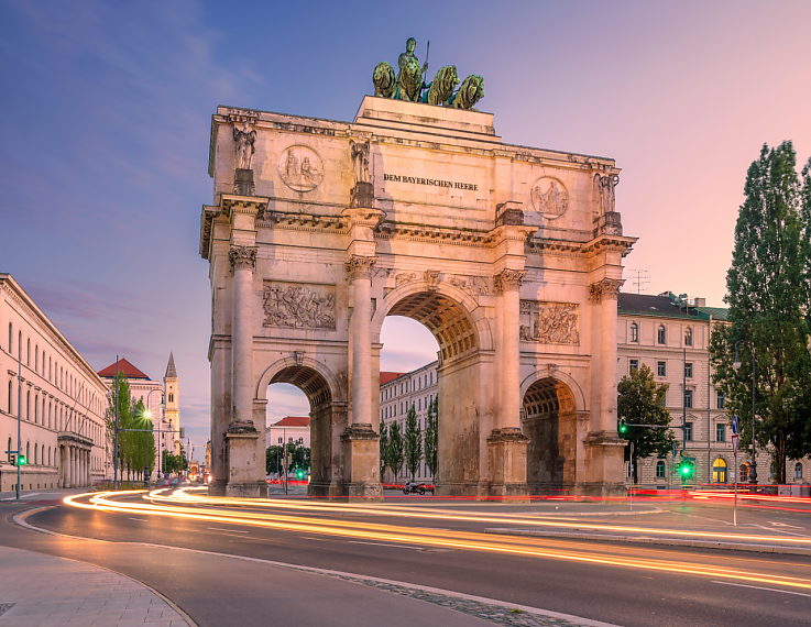 Jemand unterschreibt einen Notarvertrag