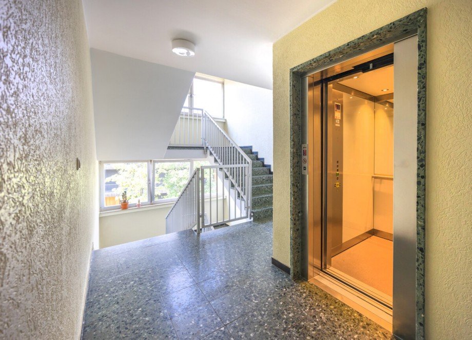 Hausflur & Aufzug Etagenwohnung Gilching