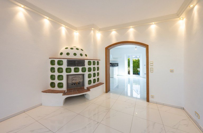 Wohnzimmer mit Kachelofen M�nchen / Aubing Reihenhaus PRAKTISCHES REIHENHAUS MIT F�NF ZIMMERN UND GEWERBEM�GLICHKEIT IN M�NCHEN-AUBING