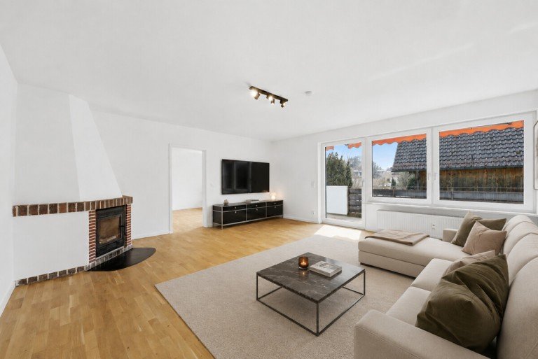 Virtuell m�bliert - KI generiert Planegg Etagenwohnung WUNDERSCH�NE 3-ZI.-WOHNUNG MIT LOGGIA & GARAGE IN PLANEGG